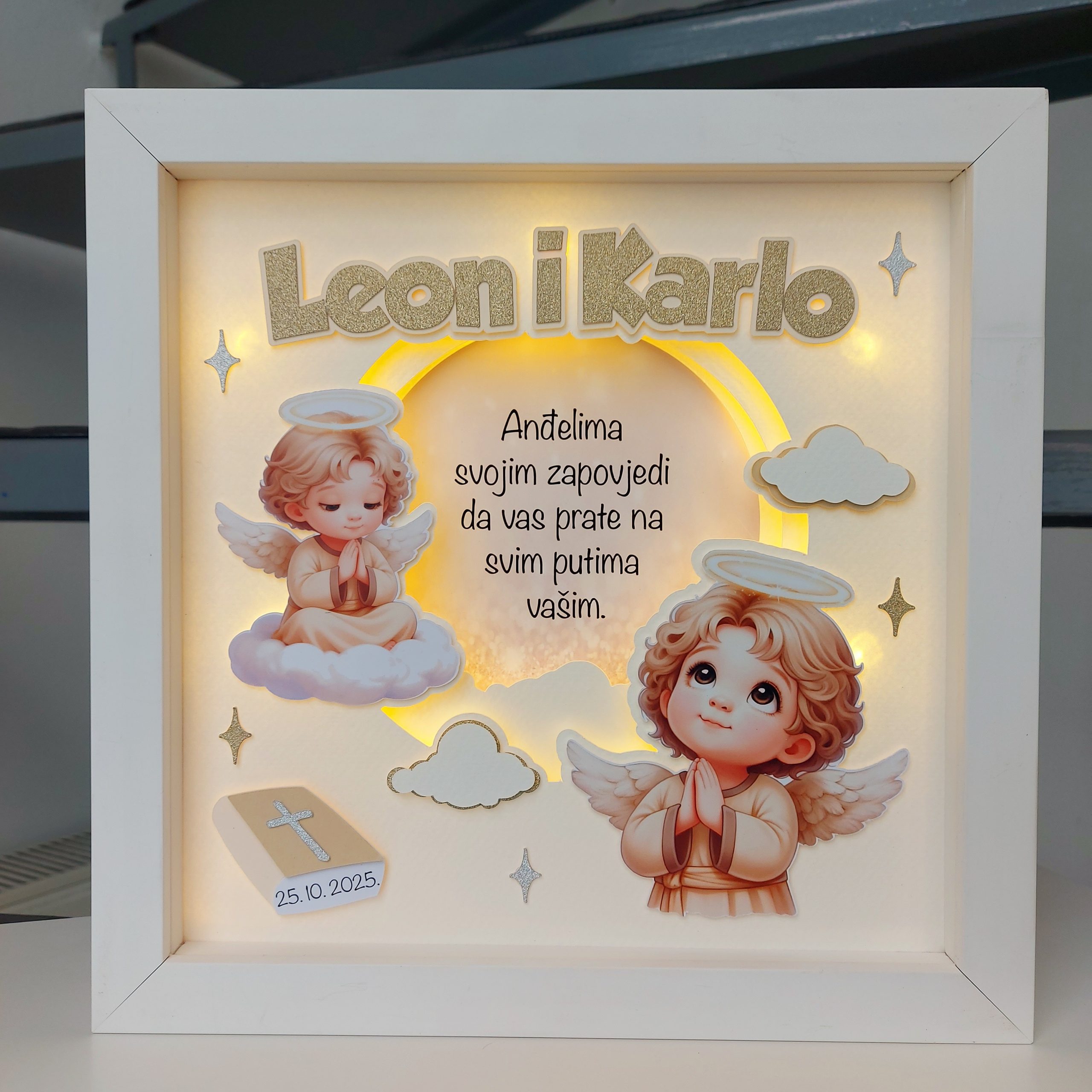 Poklon za krštenje braće – personalizirani okvir s anđelima, imenima Leon i Karlo i datumom krštenja